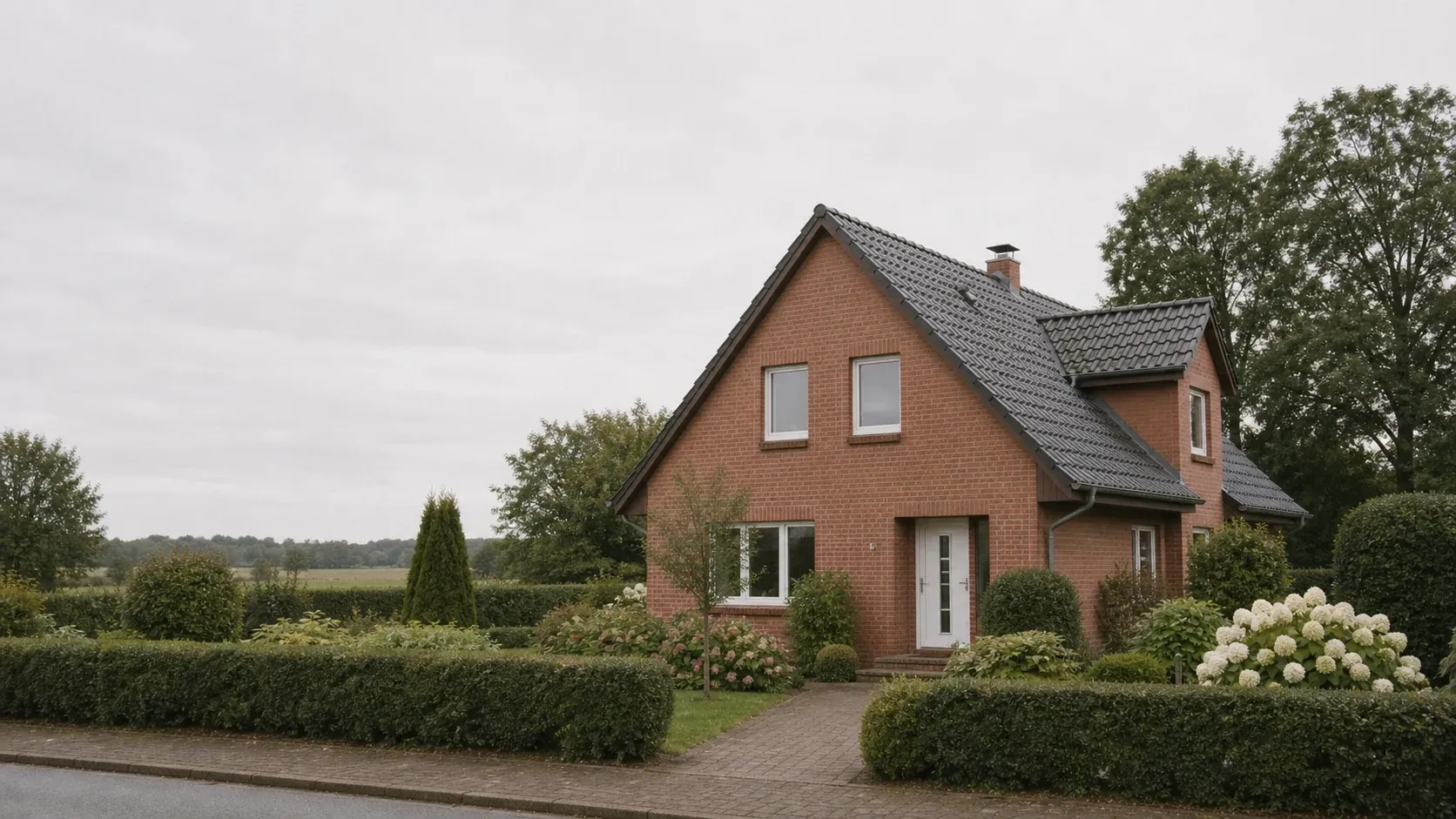 Freistehendes Klinkerhaus am Ortsrand mit gewachsenem Vorgarten