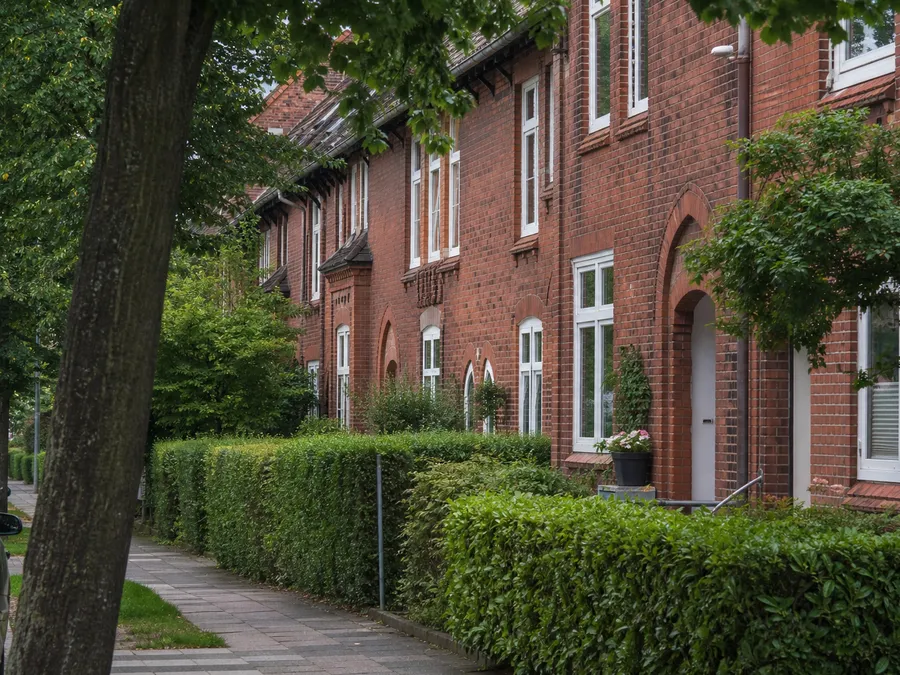Reihe norddeutscher Klinkerhäuser an einer ruhigen Straße